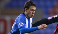 Ángelo Henríquez debutó con un gol en la Premier League en la derrota de su equipo.