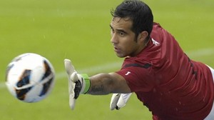 Claudio Bravo es pretendido por el Barcelona. 