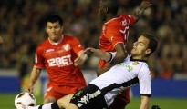 El Sevilla con Medel no pudo contra el Valencia que lo ganó por 2 a 0.