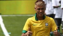 Neymar con la nueva camiseta de Brasil.