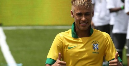 Neymar con la nueva camiseta de Brasil.
