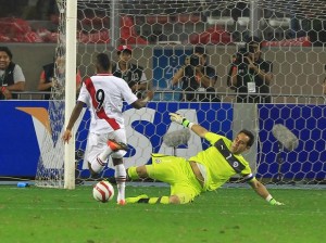 Claudio Bravo nuevamente fue gran figura, pero no puedo con el gol de Farfán 