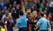 Un descontrolado Valdes encara al juez del cotejo.