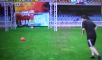 Messi no la tuvo fácil para vencer a un arquero robot.