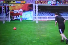 Messi no la tuvo fácil para vencer a un arquero robot.
