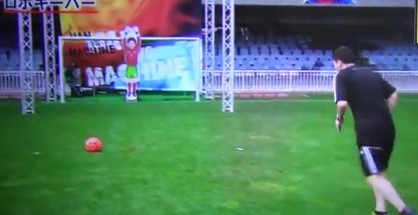 Messi no la tuvo fácil para vencer a un arquero robot.