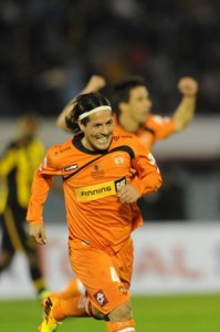 Hugo Droguett celebra el primer gol en el Centenario. Cobreloa logró un triunfazo ante Peñarol.