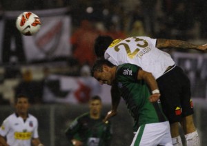 Javier Toledo anotó un golazo de cabeza. los albos clasificaron a la siguiente ronda de la Copa Libertadores.