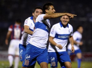 Ismael Sosa celebra con todo su gol que a la postre significó la clasificación de la UC. (Foto:AFP)