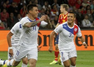 Los jugadores celebran junto a Eduardo Vargas, autor del primer gol del encuentro.