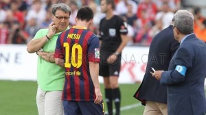 Martino habla con Messi cuando sale lesionado en el partido con Almería