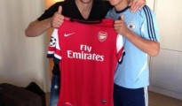 Özil sujeta la camiseta del Arsenal con su nuevo compañero, Lukas Podolsky.
