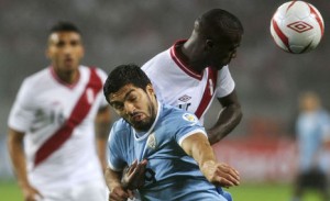 Suárez fue la gran figura en el triunfo ante Perú.