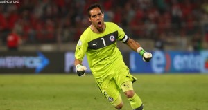 Claudio Bravo considera que es una falta de respeto hablar de que él es el mejor arquero de la historia del fútbol chileno