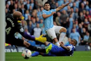 El Kun Agüero volvió a ser figura. anotó dos goles en el triunfo del City.