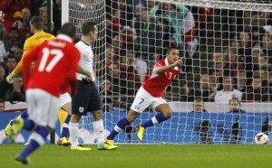 Alexis comienza su celebración de su segundo gol. El delantero hizo historia en Wembley.