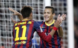 Sánchez y Neymar celebran el gol del triunfo en el clásico catalán.