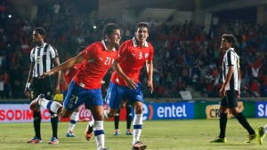 Miiko tuvo una noche de ensueño: debutó, hizo un gol y cantó el himno chileno que tanto había practicado en la semana,