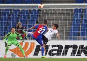 El ex delantero de la "U" convirtió el segundo gol de Valencia frente al Basel