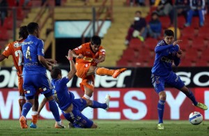 Tres defensas azules y un delantero naranja: igual fue gol de Cobreloa