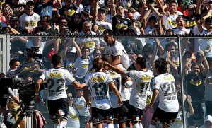 Flores ya convirtió el gol que a la postre le daría el triunfo y el título a Colo Colo. Fue una fiesta en el Monumental.