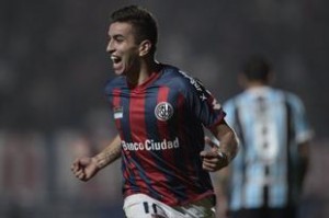 Correa celebra el gol que le dio la victoria a San Lorenzo