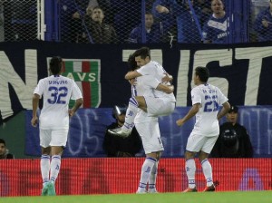 Todos los abrazos para Mauro Zarate, tras su golazo de chilena ante Central