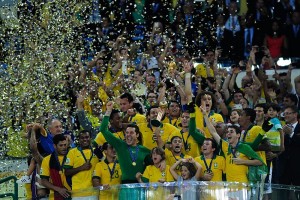Brasil en plena celebración tras ganar título en la Copa Confederaciones 2013.