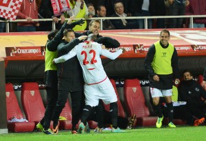 El camerunés le dio el pase a la final al Sevilla con un gol al minuto 94`.