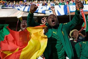 Los hinchas de Camerún vueltos locos tras la clasificación de su Selección al Mundial. 