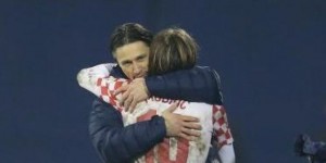 El abrazo entre Kovac y Modrid. El entrenador y la estrella.