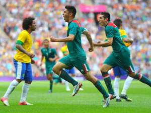 Oribe Peralta celebrando sus golazos a Brasil en Londres 2012.