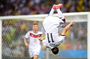 De esta manera celebró Klose tras igualar en 15 tantos su récord con Ronaldo.