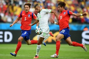 Islam Slimani abrió la goleada de Argelia sobre Corea del Sur.
