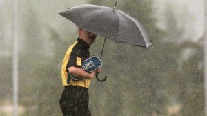 lluvia-futbol arbitro paraguas