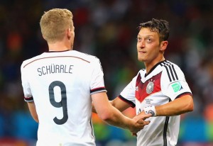 André Schürrle y Mesut Özil pusieron en cuartos de final a Alemania.