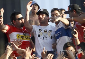 Gary Medel estuvo con la barra apoyando al equipo durante el partido.