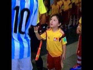 messi niño mano estirada