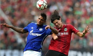 El lateral de la "Roja" jugó una hora como titular en el primer encuentro de Hannover 96 en la Liga de Alemania.