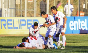 Akermann celebra con todo su gol que le dio el empate en los descuentos.