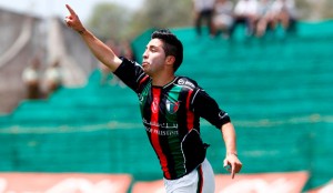 César Valenzuela debutó a los 16 años en Palestino. 
