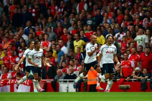 Chadli anotó la apertura de la cuenta en el "Clásico de Londres".