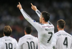 CR7 anotó en la goleada del Madrid y quedó a tres goles de pasar el récord de Raúl. 