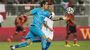 Claudio Bravo no se fue conforme con el empate 0-0 contra México