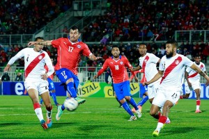 Gary Medel anotó un gol y luego recibió un codazo de Cruzado, el cual, le hizo perder una pieza dental.