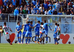 Momento del tiro libre del gol de Leonardo Valencia en el 1-0 para Palestino