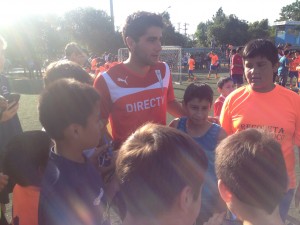 Stefano junto a los niños de la comuna de Recoleta tras finalizar la especial jornada.