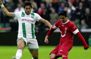 Magnasco en su paso por el Groningen de Holanda jugando ante el FC Twente de Felipe Gutiérrez.