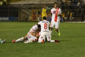 San Felipe quedó a tres puntos de San Luis al derrotarlo por 2-0