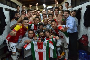 Palestino celebrando en el camarín el ansiado pase para la liguilla de Copa Libertadores, luego de vencer por 5-2 a Unión Española en la fecha 16. [Foto: Palestino.cl]